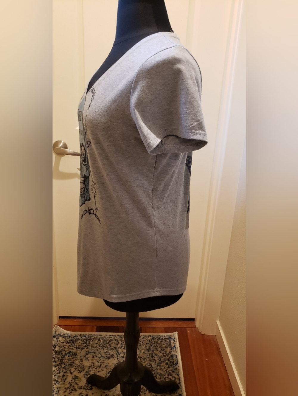 Cricut "Tiffany & Co." Womens Gray Tee with Blue Skull Graphic - Picture 4 of 12